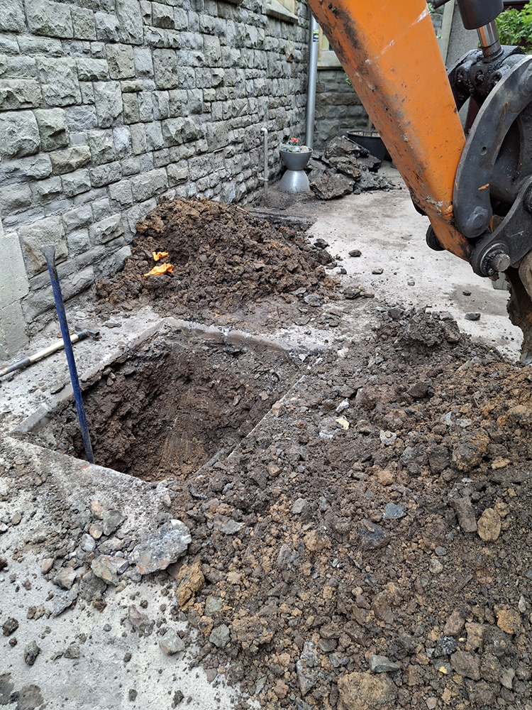 Ivanhoe Groundworks leaking water pipe Ivanhoe Groundworks leaking water pipe